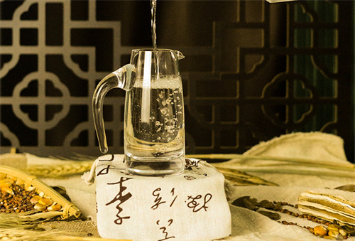 品尝一瓶经典的陈年老窖酒(万福老窖125毫升)