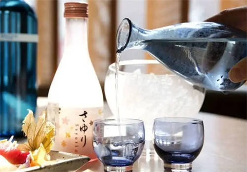 在日本买酒可以带回国么「去日本买酒的价格是多少钱一克」